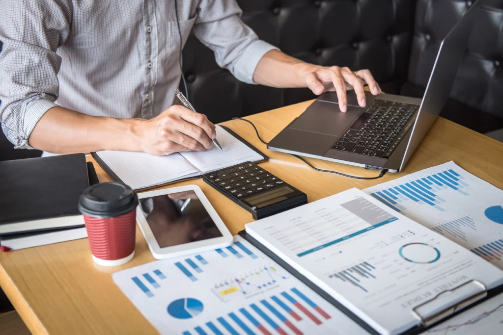 landing_page_share_banner_bg – PU Prime | More Than Trading businessman working audit and calculating expense financial annual financial report