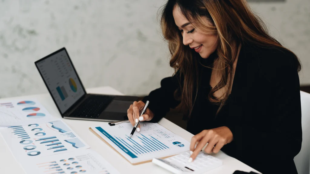 landing_page_get_more – PU Prime | More Than Trading trader-taking-down-indices-trading-notes-from-trading-price-charts-from-mobile-trading-app-and-web-trader-platform-on-laptop