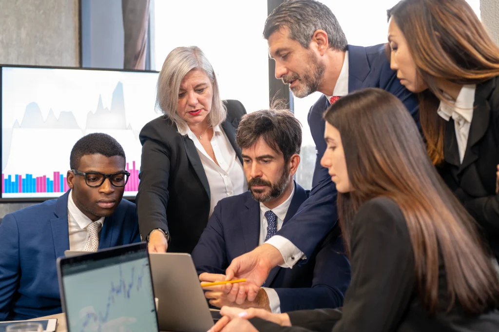 day-traders-looking-at-trading-charts-on-a-laptop-discussing-trading-strategies