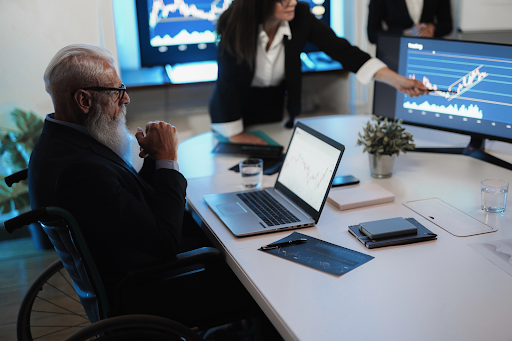 trader-teamwork-making-stock-market-analysis-inside-hedge-fund-office – PU Prime | More Than Trading trader teamwork making stock market analysis inside hedge fund office