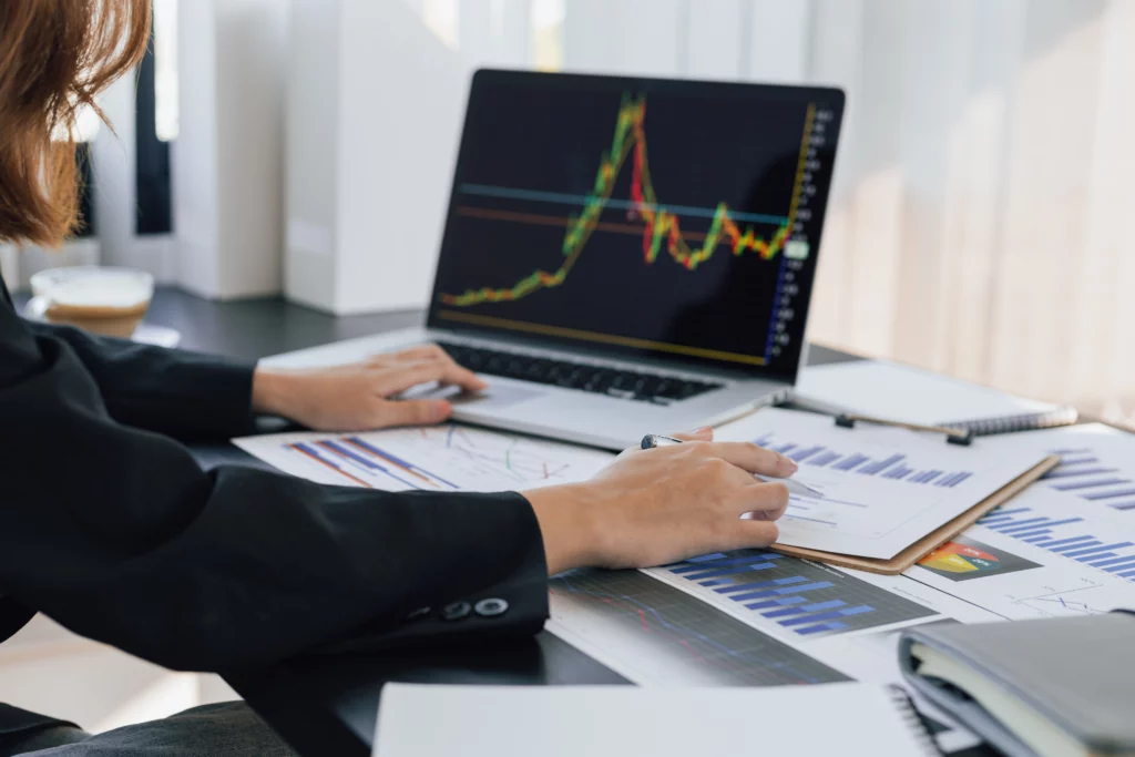 swing-trader-looking-at-trading-chart-on-laptop-and-analysis-charts-on-paper – PU Prime | More Than Trading swing trader looking at trading chart on laptop and analysis charts on paper