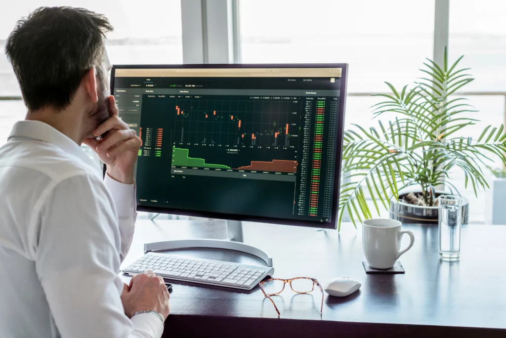 trader-analysing-data-shown-on-a-monitor-screen – PU Prime | More Than Trading trader analysing trading data shown on a monitor screen